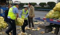 陕西交警吃瓜,网络热议背后的真相与反思