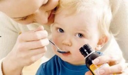 吃黄色的瓜的小孩