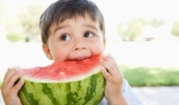 夏天儿童吃瓜文案短句,瓜果飘香——儿童夏日吃瓜快乐时光