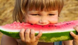 女孩吃瓜的时候,女孩的悠闲午后时光