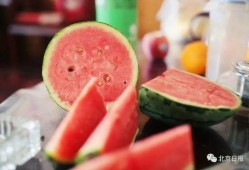 女子自带西瓜吃瓜,女子自带西瓜，共享清凉吃瓜时光