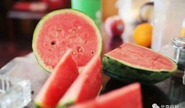 女子自带西瓜吃瓜,女子自带西瓜，共享清凉吃瓜时光