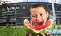男孩吃瓜照片高清,男孩与高清瓜果的甜蜜邂逅