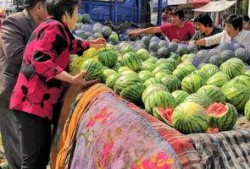 收摊吃瓜,夏日街头的小确幸