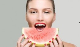 吃瓜女生高清图片