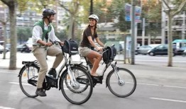 小伙骑车摔到吃瓜,围观群众“吃瓜”现场