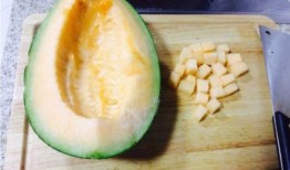 哈密瓜没有勺子怎么吃,哈密瓜的独特食用之道