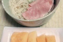 吃哈密瓜面条,夏日里的清新美食新体验